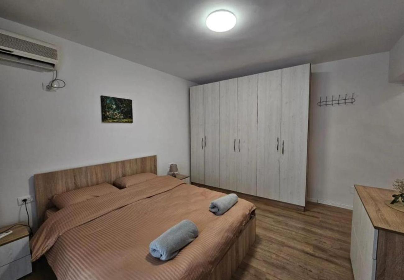 Апартаменты Kalpazo Myslym Shyri Тирана Экстерьер фото